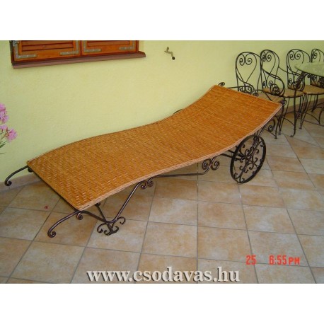 Kovácsoltvas napozóágy .