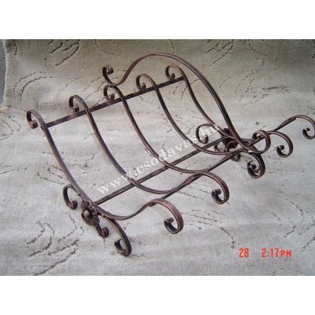 Kovácsoltvas tüzifatartó