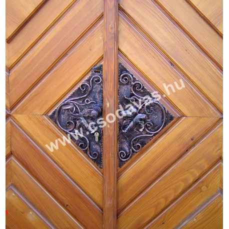 kovácsoltvas kapubetés és kilincs levél mintával