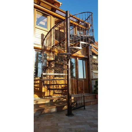 Egyedi Kovácsoltvas csigalépcsők ,üveg járólappal 